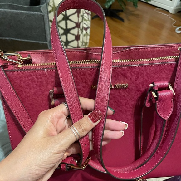 Cute Michael Kors bag in a raspberry color - Picture 8 of 16
